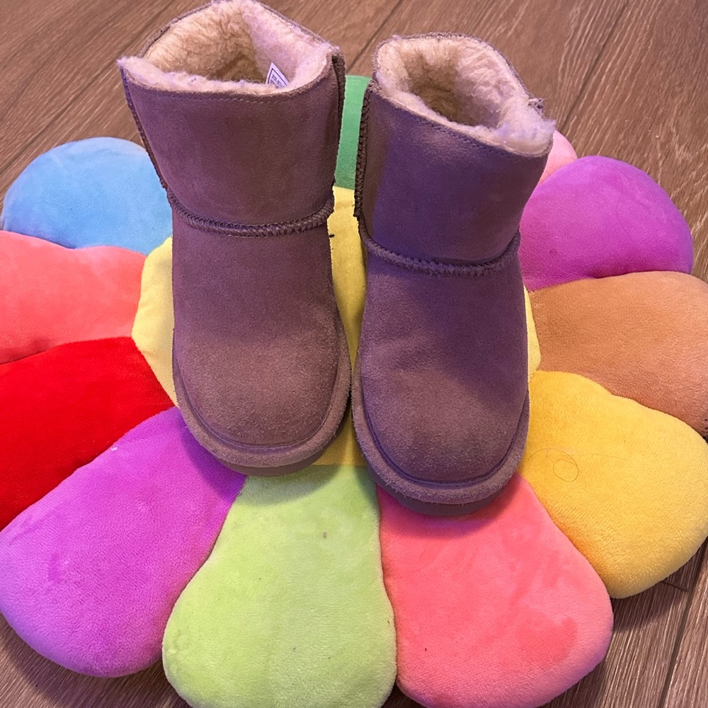 Girls bearpaw Ugg boot